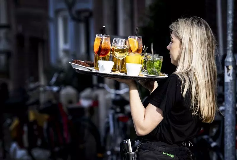 angajat restaurantului care serveste mancare bauturi