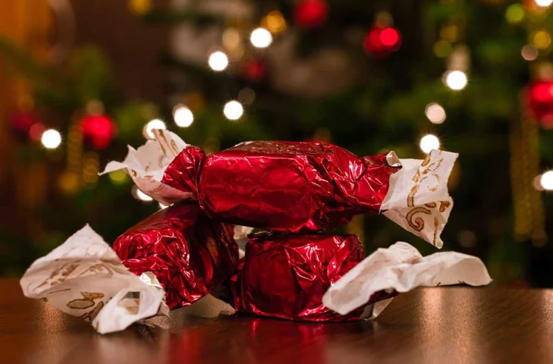 De ce este bine să pui bomboane și acadele în bradul de Crăciun. Mulți români au renunțat la acest obicei