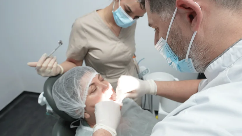 Implanturi dentare pentru vârstnici: Beneficiile și provocările, explicat de Dr. Petru