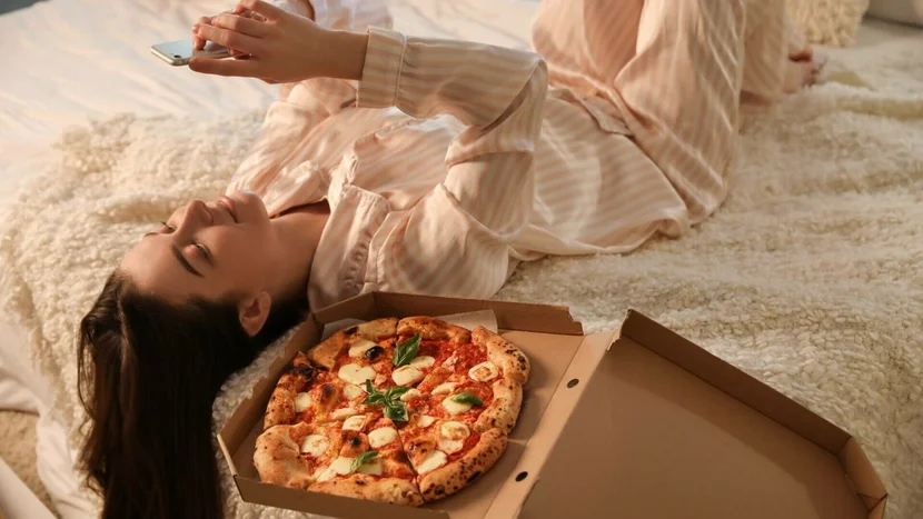 Ce să mănânci ca să dormi mai bine. Legătura dintre obiceiurile alimentare și somn