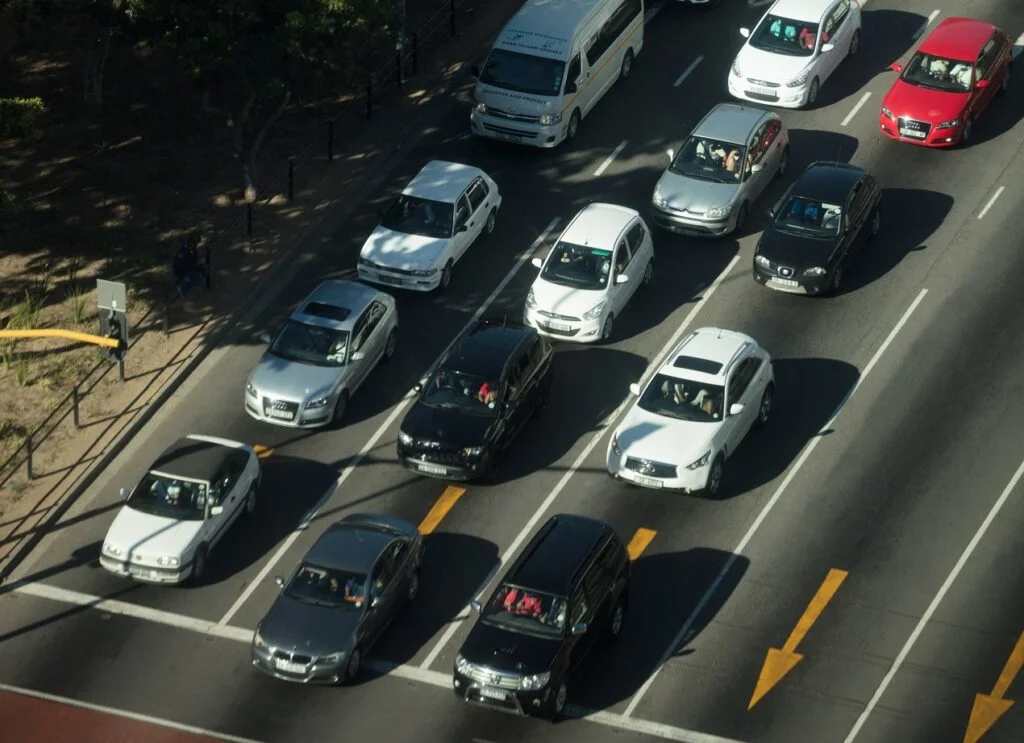 Este legal să faci viraj la dreapta de pe banda a doua? În ce situații sunt amendați șoferii